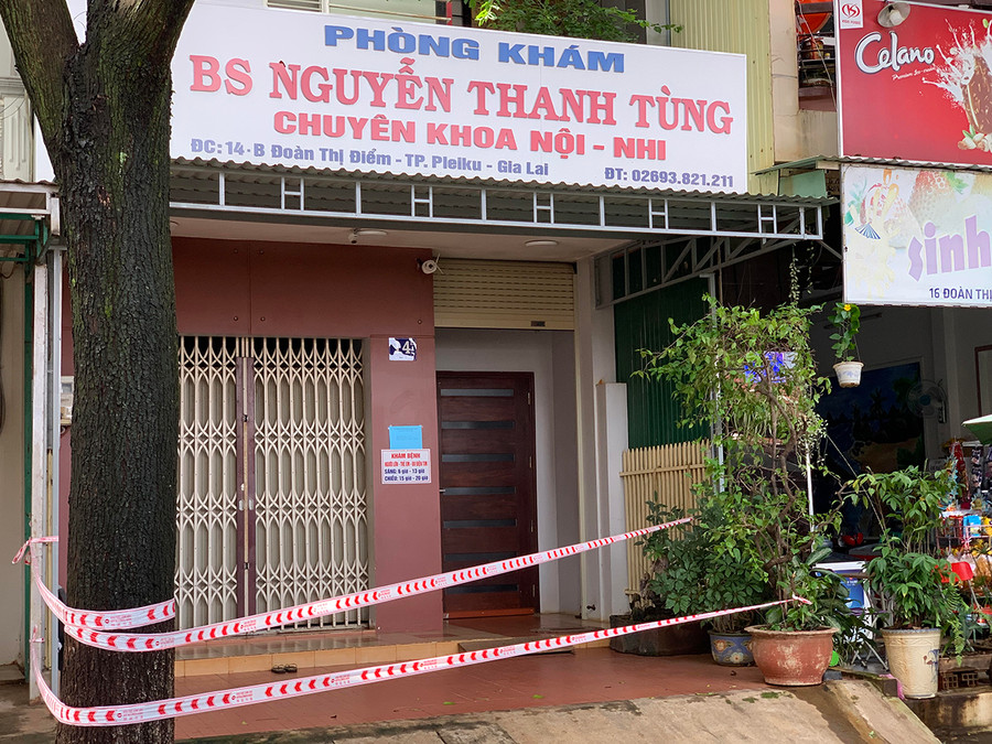Liên quan dịch tễ với 1 ca F0, phòng khám của bác sĩ Tùng-đường Đoàn Thị Điểm (phường Diên Hồng, TP. Pleiku) đã được khoanh vùng tạm thời. Ảnh: Như Nguyện Liên quan dịch tễ với 1 ca F0, phòng khám của bác sĩ Tùng- đường Đoàn Thị Điểm, phường Diên Hồng, TP.Pleiku phải khoanh vùng tạm thời để phòng-chống dịch.