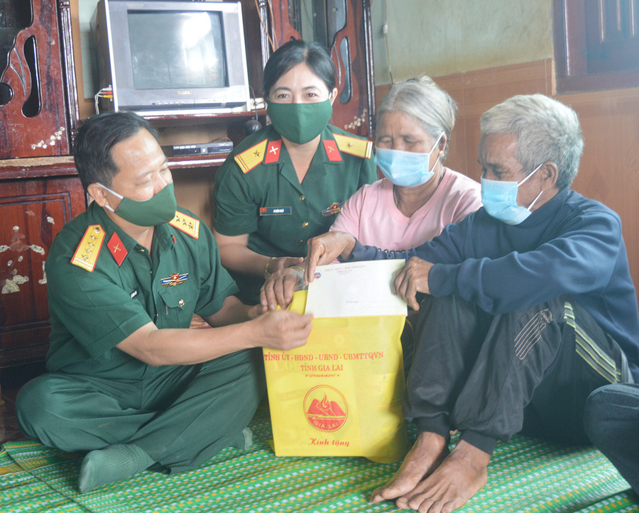 Đại tá Lê Kim Giàu thăm, tặng quà gia đình thương binh Kpuih Lun (xã Ia Din, huyện Đức Cơ). Ảnh: Anh Huy Đại tá Lê Kim Giàu thăm gia đình thương binh Kpuih Lun. Ảnh: Anh Huy