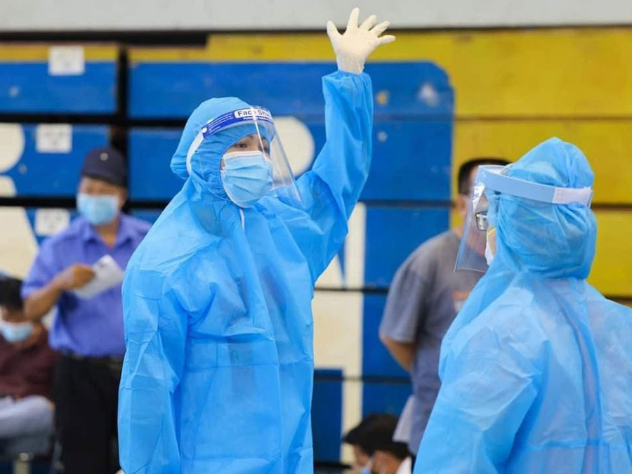 Hoa hậu H’Hen Niê trong một lần tình nguyện tham gia hỗ trợ đợt xét nghiệm và tiêm vắc xin Covid-19 vừa qua tại TP.HCM. Ảnh: NVCC