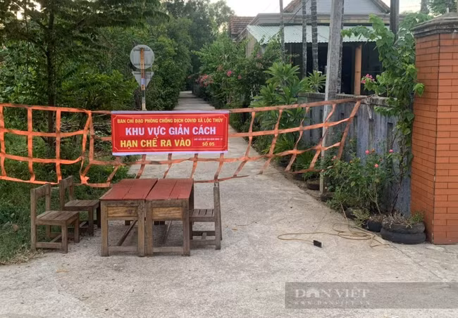  Tỉnh Thừa Thiên Huế thực hiện giãn cách xã hội xóm Cầu, thôn Phước Hưng (xã Lộc Thủy, huyện Phú Lộc) sau khi phát hiện ca nhiễm Covid-19 mới trong cộng đồng. (Ảnh: Trần Minh)