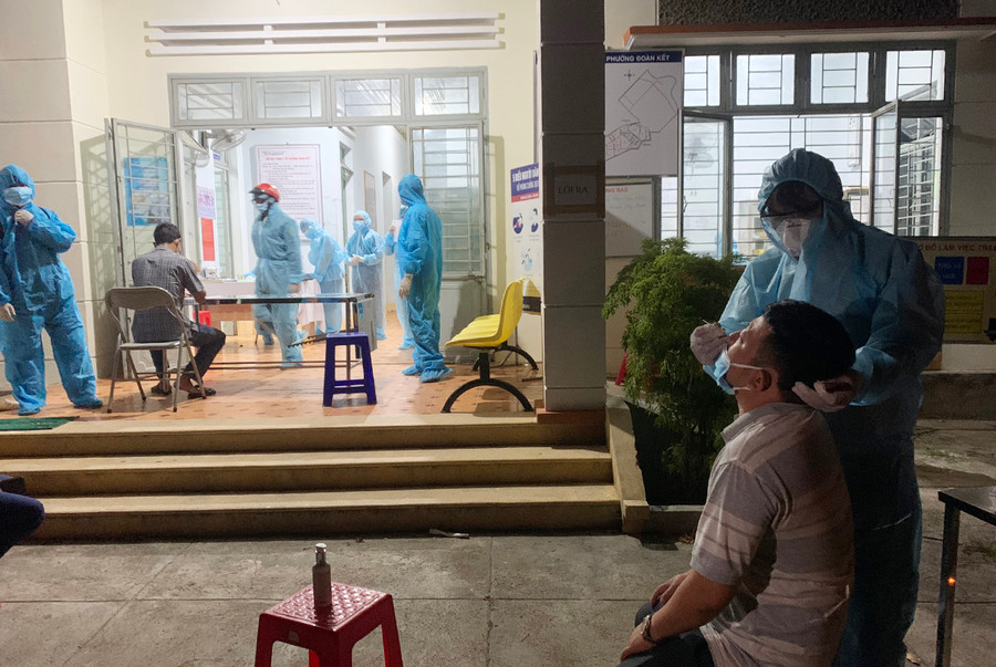 33 Các cán bộ, y-bác sĩ lấy mẫu xét nghiệm tại Trạm Y tế phường Đoàn Kết (thị xã Ayun Pa). Ảnh: Vũ Chi