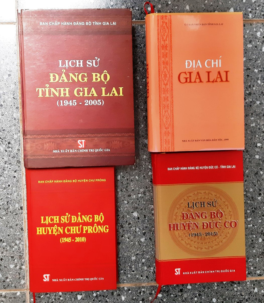 Một số sách lịch sử viết về chiến thắng Chư Ti. Ảnh: Nguyễn Quang Tuệ
