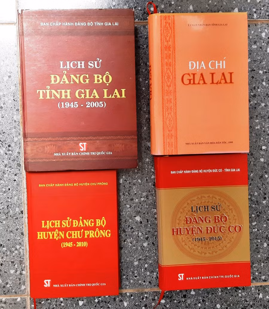 Một số sách lịch sử viết về chiến thắng Chư Ty. Ảnh: Nguyễn Quang Tuệ Một số sách lịch sử viết về chiến thắng Chư Ti. Ảnh: Nguyễn Quang Tuệ