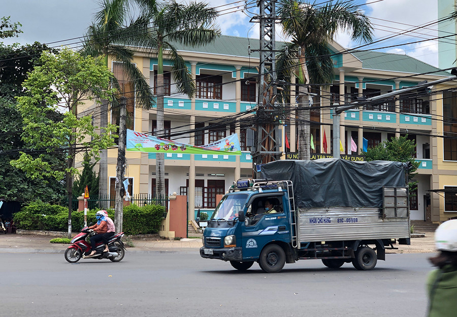 Vận tải hàng hóa giúp giữ vững sự giao thương, trao đổi hàng hóa giữa các tỉnh, thành và cung cấp nguồn lương thực, thực phẩm cần thiết cho người dân. Ảnh: Lê Hòa Vận tải hàng hóa giúp giữ vững sự giao thương, trao đổi hàng hóa giữa các tỉnh, thành và cung cấp nguồn lương thực, thực phẩm cần thiết cho người dân. Ảnh: Lê Hòa