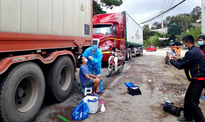  Ngành Y tế tỉnh Lâm Đồng test nhanh SARS-CoV-2 và đưa tài xế đi cách ly tập trung.
