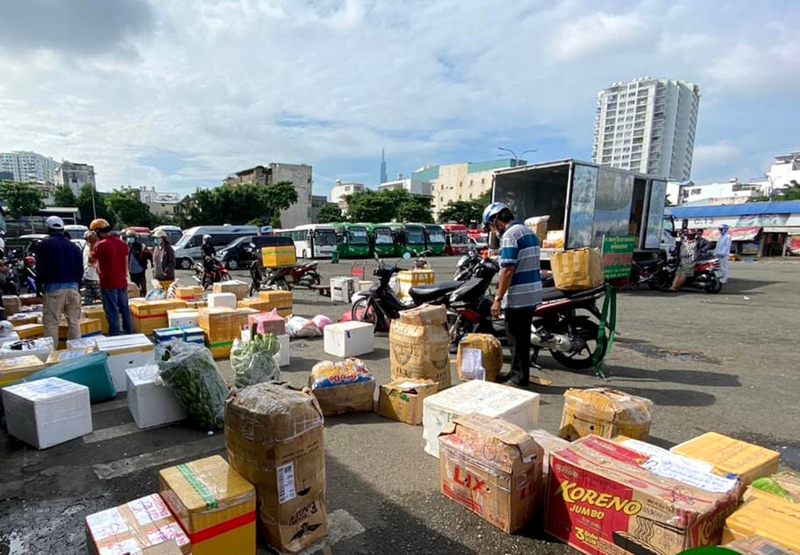 Vận tải khách đóng băng, một số nhà xe đã mua sắm xe tải vận chuyển hàng hóa để tạo nguồn thu nhất định. Ảnh: Lê Hòa