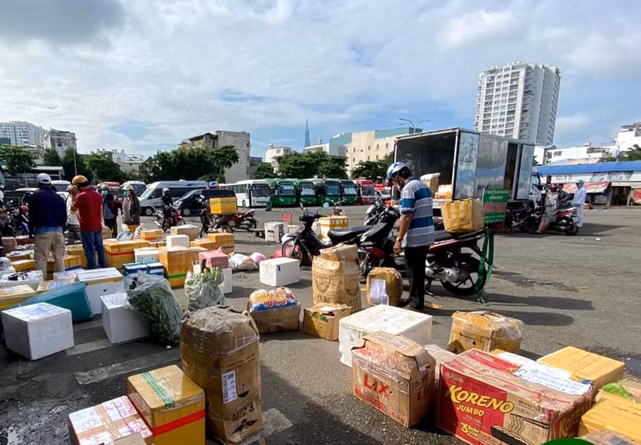 Vận tải khách đóng băng, một số nhà xe đã mua sắm xe tải vận chuyển hàng hóa để tạo nguồn thu nhất định. Ảnh: Lê Hòa