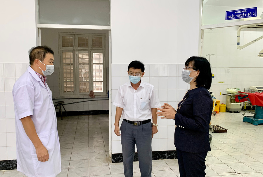 Phó Chủ tịch UBND tỉnh Nguyễn Thị Thanh Lịch khảo sát tại Bệnh viện 331 chiều 23-7. Ảnh Như Nguyện.jpg