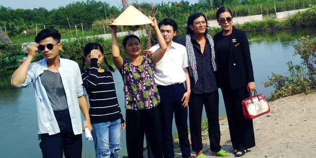 Kiều Trinh (cầm nón) trên phim trường.