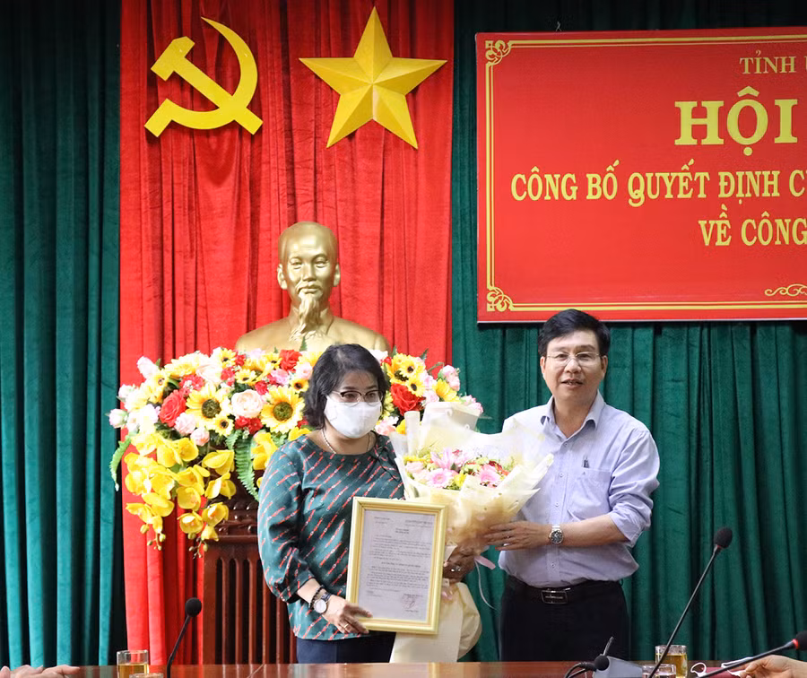 Đồng chí Huỳnh Quang Thái-Ủy viên Ban Thường vụ Tỉnh ủy, Trưởng ban Tổ chức Tỉnh ủy trao quyết định và tặng hoa chúc mừng bà Đinh Thị Giang trong cương vị công tác mới tại HĐND tỉnh.