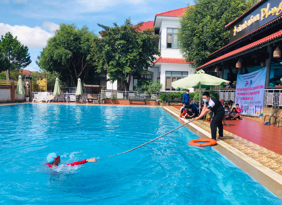 Hướng dẫn kỹ năng cứu người đuối nước cho thanh thiếu nhi. Ảnh Phan Lài