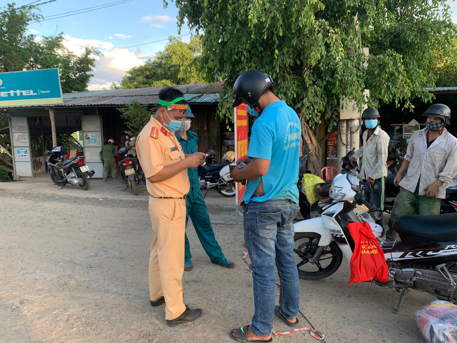  Lực lượng chức năng tại chốt cầu Bến Mộng (khu vực giáp ranh giữa thị xã Ayun Pa và huyện Ia Pa)kiểm tra giấy tờ người đi đường. Ảnh: Vũ Chi