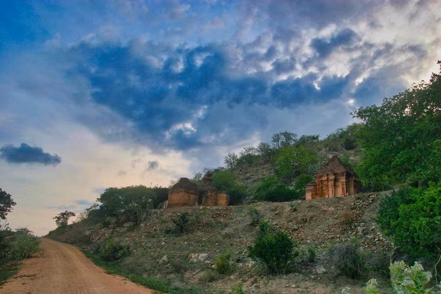 Cụm tháp Po Dam nằm bên sườn núi Ông Xiêm, huyện Tuy Phong, Bình Thuận - ẢNH: NAM HOA