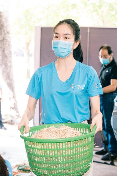 3 Phương Anh tham gia bếp ăn từ thiện để hỗ trợ người nghèo tại TP.HCM trong mùa dịch - Ảnh: NVCC