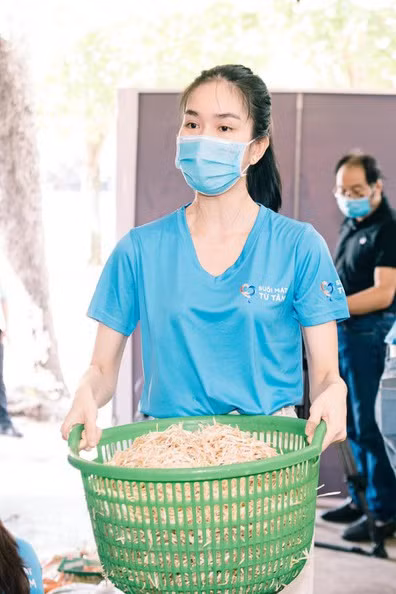 3 Phương Anh tham gia bếp ăn từ thiện để hỗ trợ người nghèo tại TP.HCM trong mùa dịch - Ảnh: NVCC