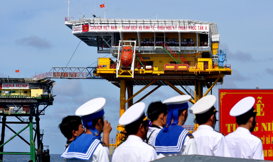 Bộ đội trên nhà giàn DK1/2 và bộ đội tàu của lữ đoàn 171 làm lễ tưởng niệm các liệt sĩ đã hy sinh trên thềm lục địa phía Nam của Tổ quốc (Ảnh chụp ở bãi Phúc Tần vào tháng 12.2015). ẢNH: MAI THANH HẢI