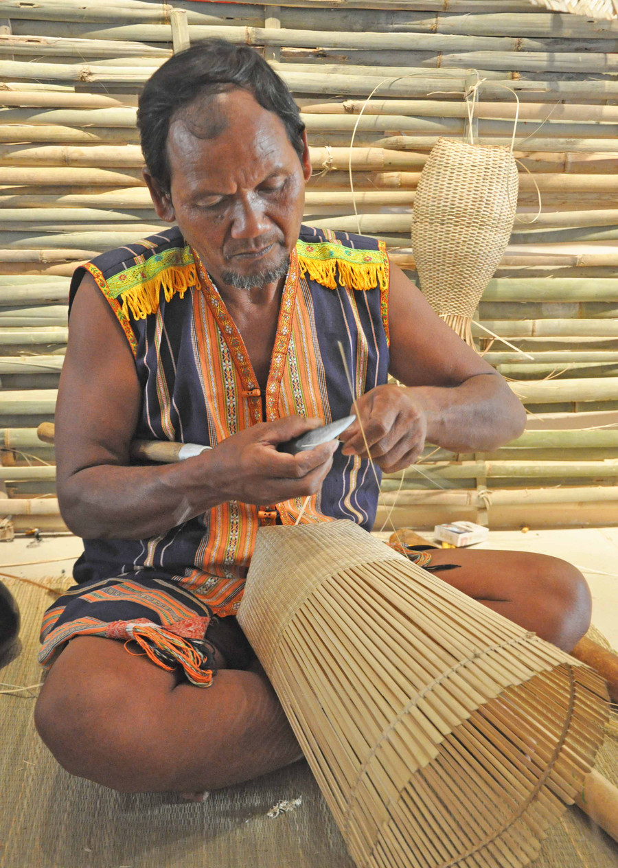 Con dao nhỏ gắn với nghề đan lát của đàn ông các dân tộc Tây Nguyên. Ảnh: Tấn Vịnh