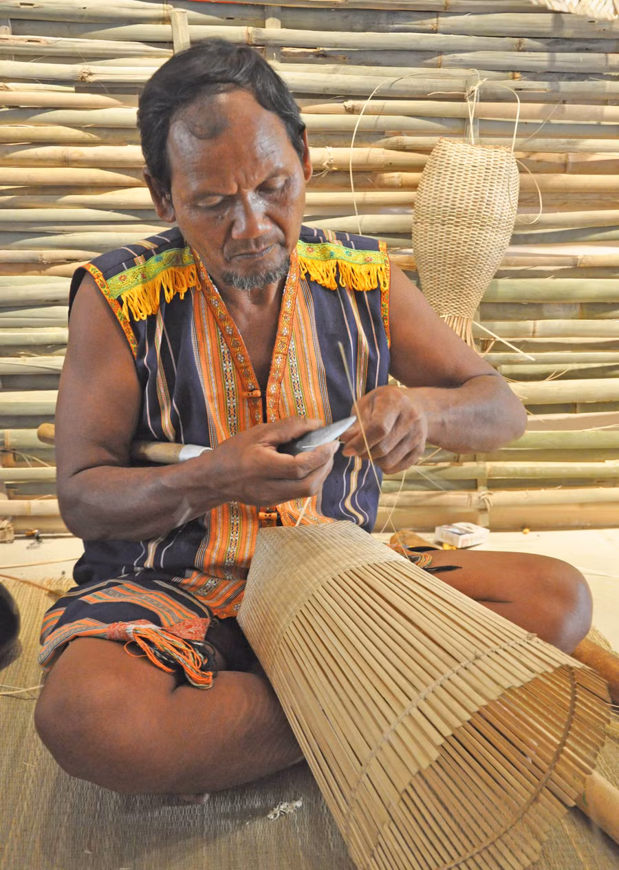 Con dao nhỏ gắn với nghề đan lát của đàn ông các dân tộc Tây Nguyên. Ảnh: Tấn Vịnh