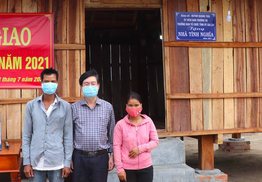 Trưởng ban Tổ chức Tỉnh ủy Huỳnh Quang Thái (đứng giữa) tặng nhà tình nghĩa cho gia đình anh Đinh Ba (làng Hòa Bình, xã Tú An, thị xã An Khê). Ảnh: Ngọc Minh Ủy viên Ban Thường vụ Tỉnh ủy, Trưởng ban Tổ chức Tỉnh ủy Huỳnh Quang Thái (đứng giữa) tặng nhà tình nghĩa cho gia đình anh Đinh Ba (làng Hòa Bình, xã Tú An, thị xã An Khê). Ảnh Ngọc Minh