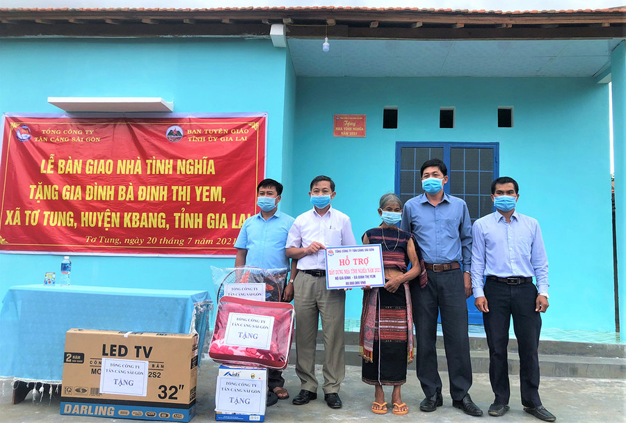 Bàn giao nhà tình nghĩa cho bà Đinh Thị Yem (bệnh binh, làng Stơr, xã Tơ Tung, huyện Kbang). Ảnh: Đinh Yến Khánh thành và bàn giao nhà tình nghĩa cho bà Đinh Thị Yem (bệnh binh làng Sơ Tơr, xã Tơ Tung, huyện Kbang). Ảnh: Đinh Yến