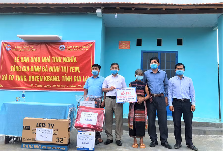Khánh thành và bàn giao nhà tình nghĩa cho bà Đinh Thị Yem (bệnh binh làng Sơ Tơr, xã Tơ Tung, huyện Kbang). Ảnh: Đinh Yến