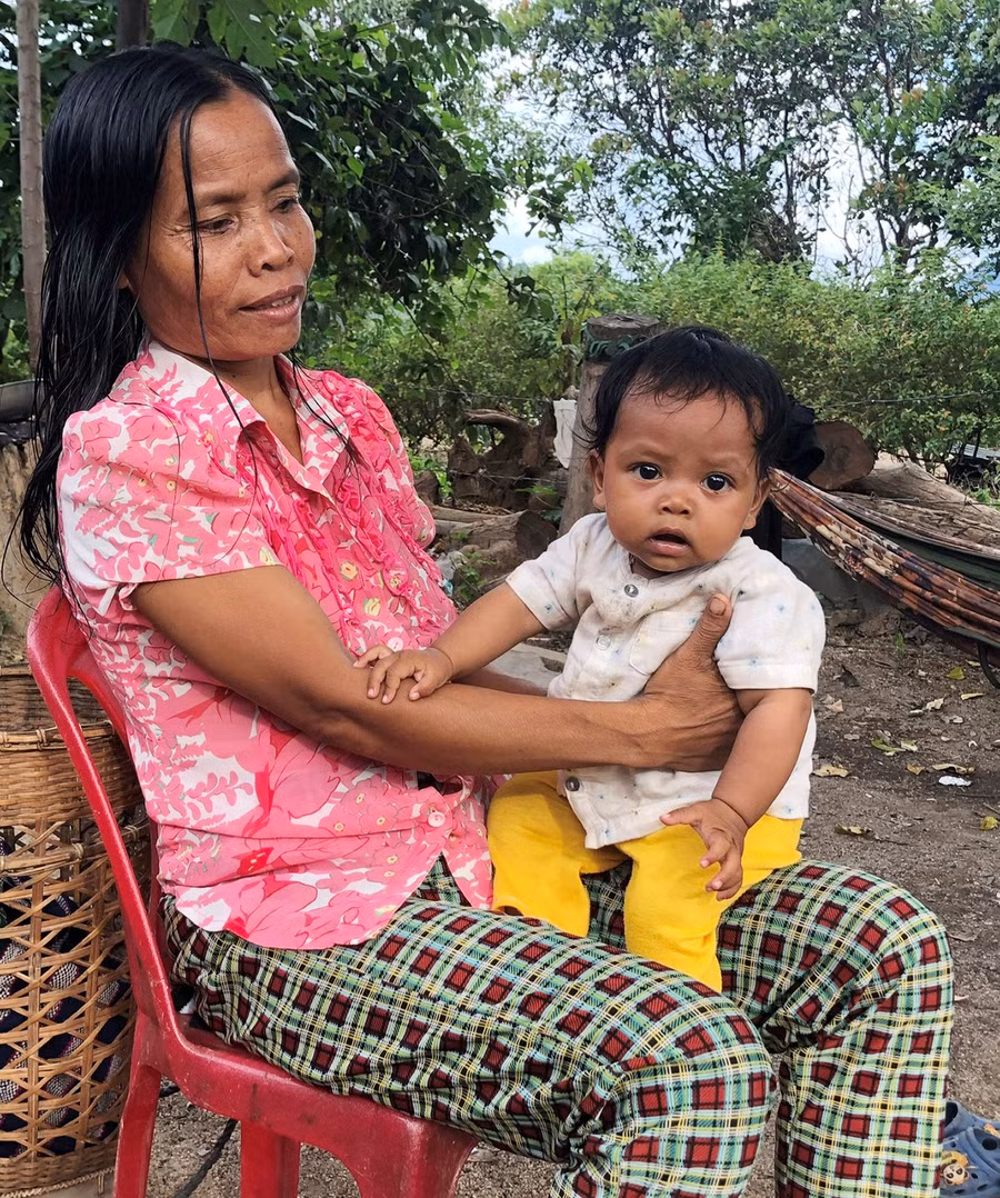 Đứa con thứ 5 của vợ chồng anh Tham mới hơn 6 tháng tuổi. Ảnh: Phương Dung Đứa con thứ 5 của vợ chồng anh Tham mới hơn 6 tháng tuổi. Ảnh: Phương Dung