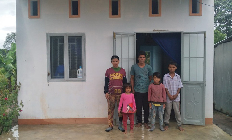  Gia đình anh Xoan bên ngôi nhà được xây dựng từ Quỹ “Mái ấm nông dân”. Ảnh: Anh Huy