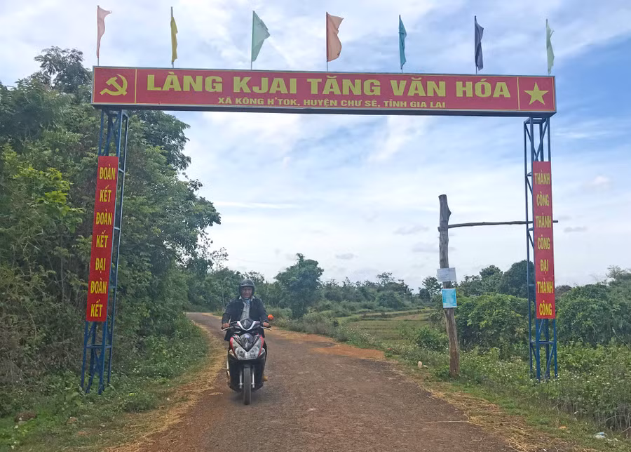 Đường vào làng Kjai Tăng (xã Kông Htok, huyện Chư Sê) đã được cứng hóa. Ảnh: Nguyễn Diệp