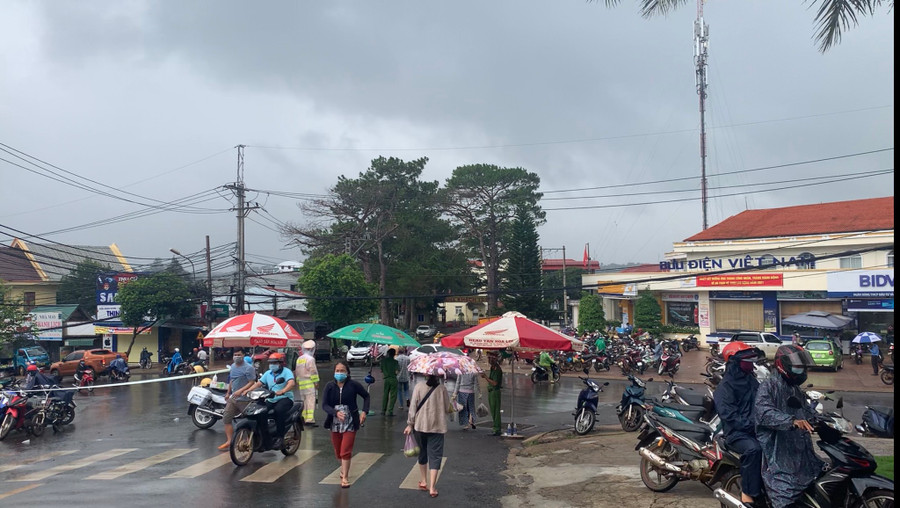 Lực lượng chức năng kiểm soát lối ra vào chợ trung tâm TP.Gia Nghĩa. ẢNH: THANH QUÂN