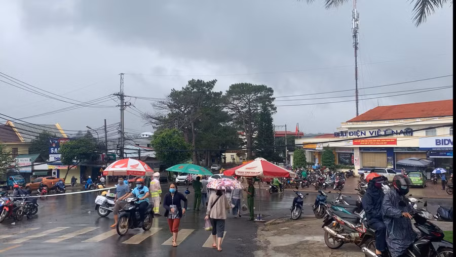 Lực lượng chức năng kiểm soát lối ra vào chợ trung tâm TP.Gia Nghĩa. ẢNH: THANH QUÂN