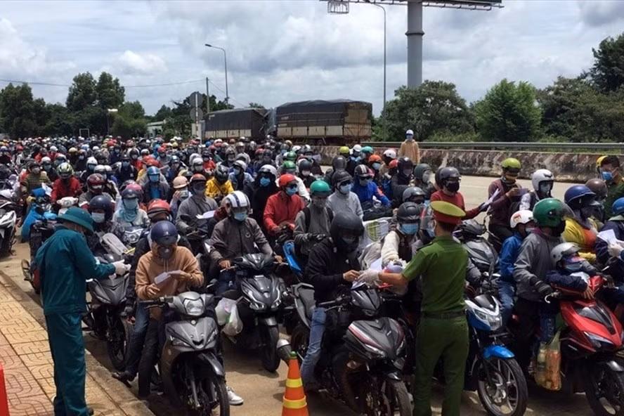 Dòng người ùn tắc khi qua chốt Cai Chanh của tỉnh Đắk Nông. Ảnh: Bảo Lâm Dòng người ùn tắc khi qua chốt Cai Chanh của tỉnh Đắk Nông. Ảnh: Bảo Lâm