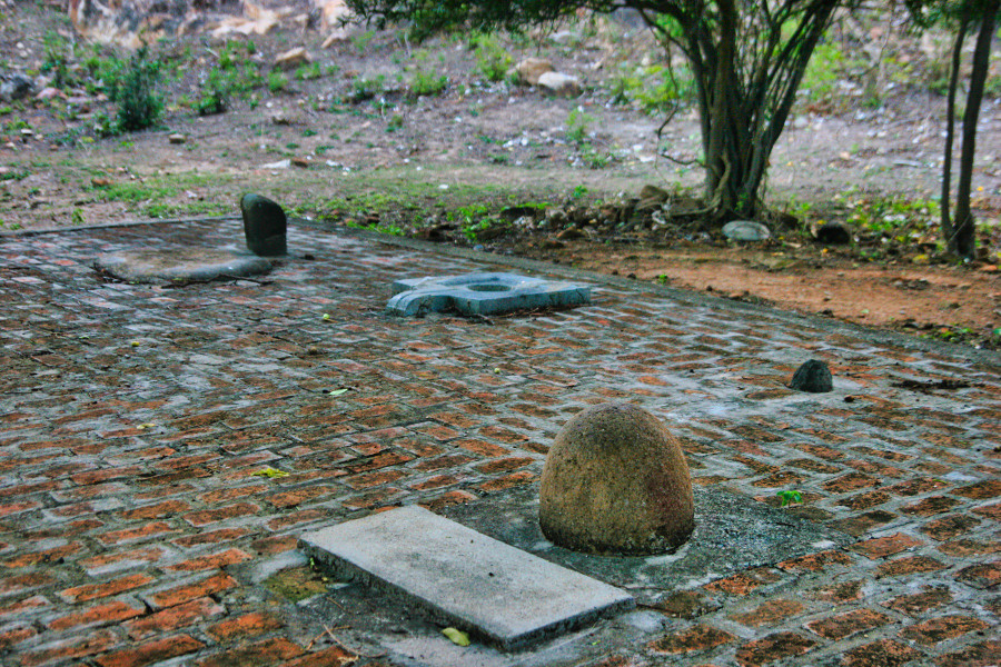 Một số vật thờ được tìm thấy tại khu vực tháp Po Dam- ẢNH: NAM HOA Một số vật thờ được tìm thấy tại khu vực tháp Po Dam- ẢNH: NAM HOA