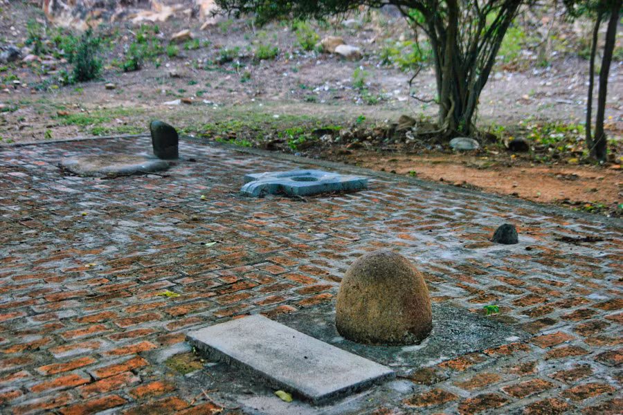 Một số vật thờ được tìm thấy tại khu vực tháp Po Dam- ẢNH: NAM HOA