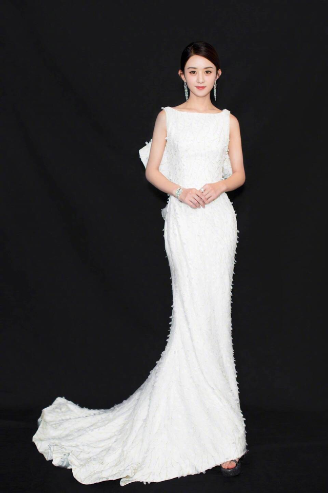 Triệu Lệ Dĩnh khoe nhan sắc gợi cảm với đầm dạ hội trắng ôm sát body thanh mảnh.