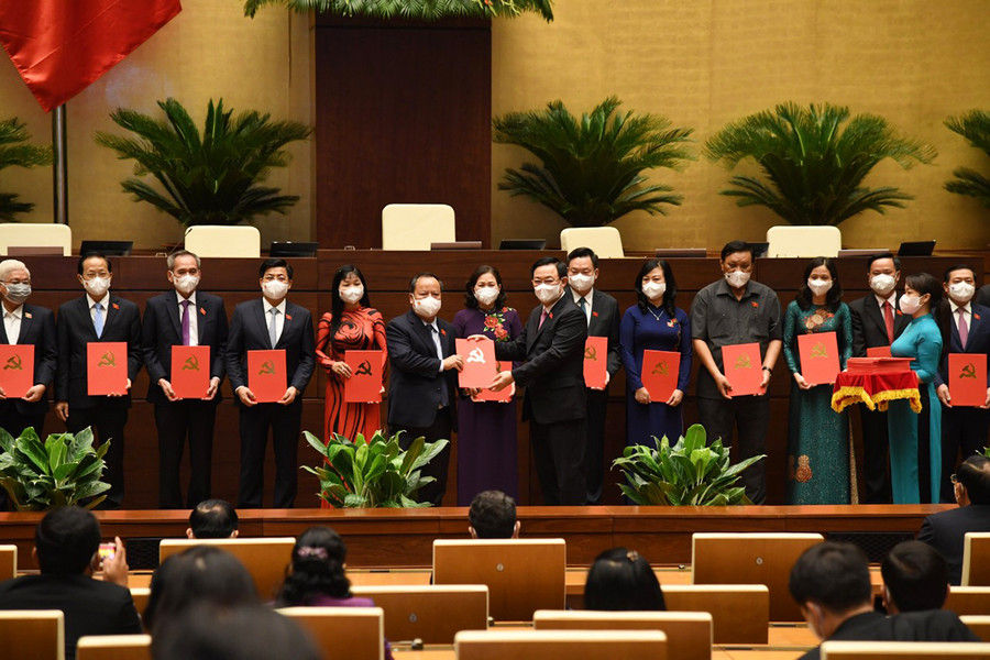  Chủ tịch Quốc hội Vương Đình Huệ trao Quyết định của Đảng đoàn Quốc hội và Nghị quyết của Ủy ban Thường vụ Quốc hội cho ông Châu Ngọc Tuấn. Ảnh: Hùng Lê