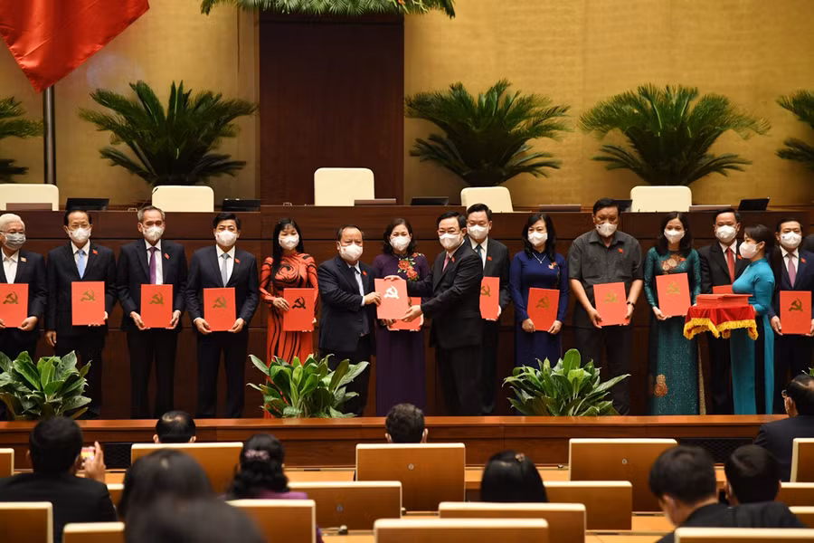  Chủ tịch Quốc hội Vương Đình Huệ trao Quyết định của Đảng đoàn Quốc hội và Nghị quyết của Ủy ban Thường vụ Quốc hội cho ông Châu Ngọc Tuấn. Ảnh: Hùng Lê