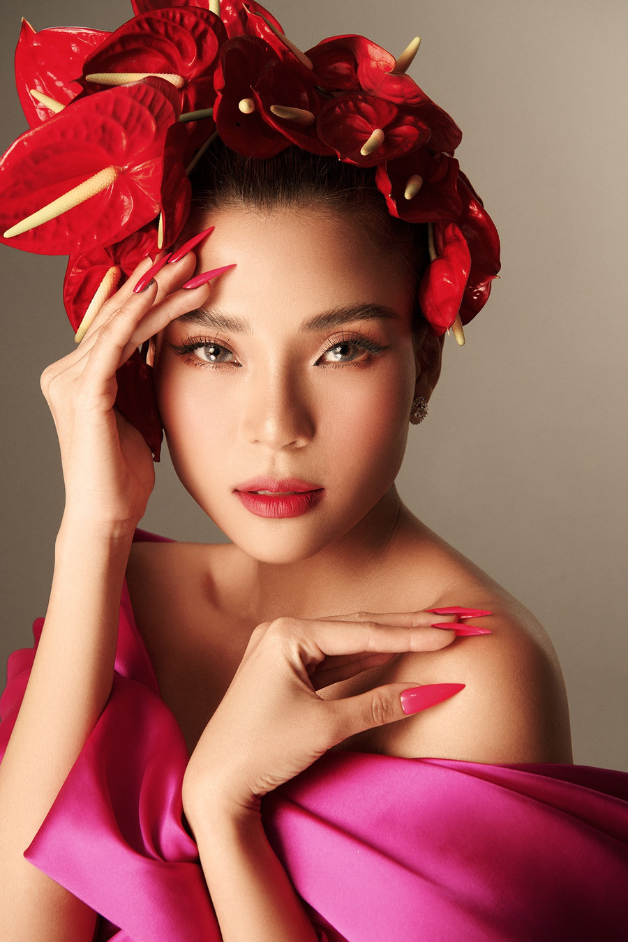 Dù đã kết hôn và sinh con, bà xã Lương Thế Thành vẫn khiến khán giả ngưỡng mộ vì cô luôn biết cách giữ gìn nhan sắc. Với lợi thế ngoại hình, nữ diễn viên Cát đỏ tự tin diện những thiết kế có phần cắt cúp táo bạo và khá kén dáng người. Ảnh: NVCC