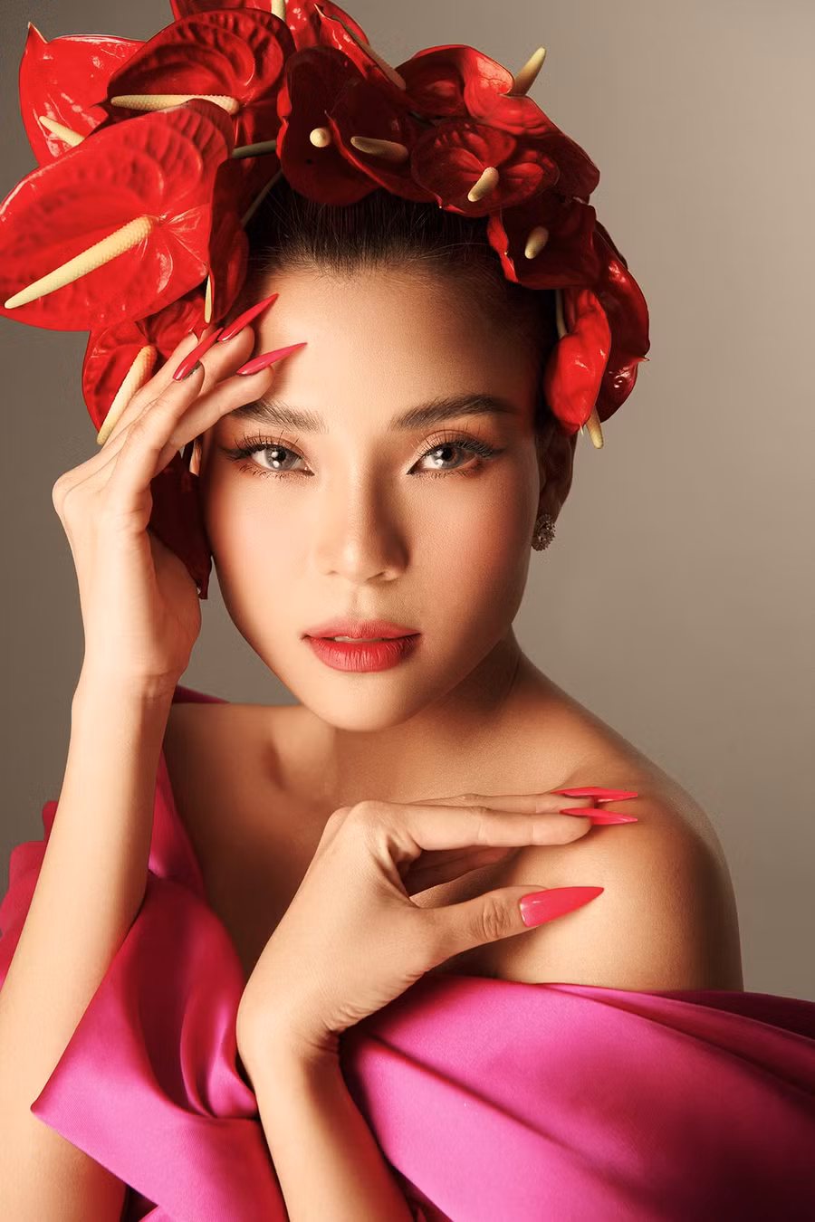 Dù đã kết hôn và sinh con, bà xã Lương Thế Thành vẫn khiến khán giả ngưỡng mộ vì cô luôn biết cách giữ gìn nhan sắc. Với lợi thế ngoại hình, nữ diễn viên Cát đỏ tự tin diện những thiết kế có phần cắt cúp táo bạo và khá kén dáng người. Ảnh: NVCC