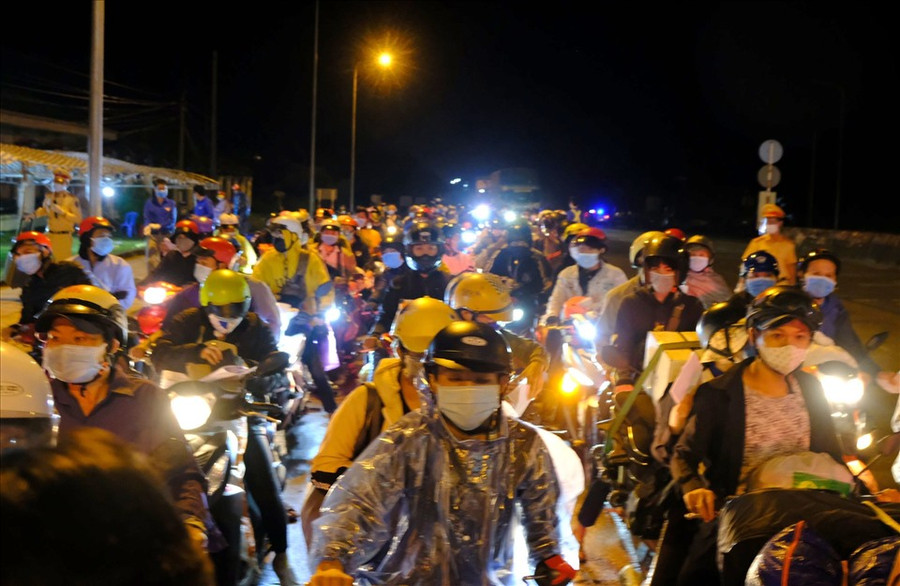 Người đi đường cho biết mặc dù nhận biết được việc mất an toàn trong công tác phòng chống dịch bệnh nhưng họ không còn lựa chọn nào khác. Ảnh: Bảo Lâm