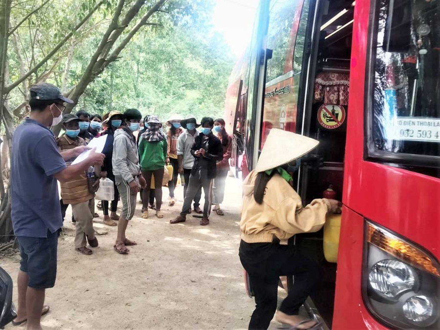 Lên xe về quê - Ảnh: TRÀ BAN Lên xe về quê - Ảnh: TRÀ BAN