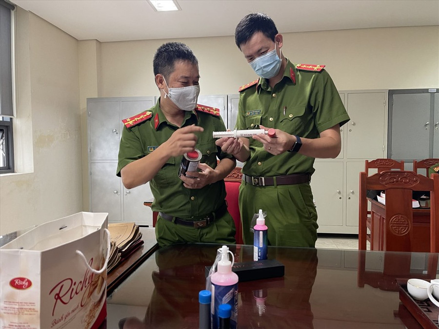 Lực lượng chức năng kiểm tra lô hàng nghi giả nguồn gốc, xuất xứ. Ảnh: CATH Lực lượng chức năng kiểm tra lô hàng nghi giả nguồn gốc, xuất xứ. Ảnh: CATH