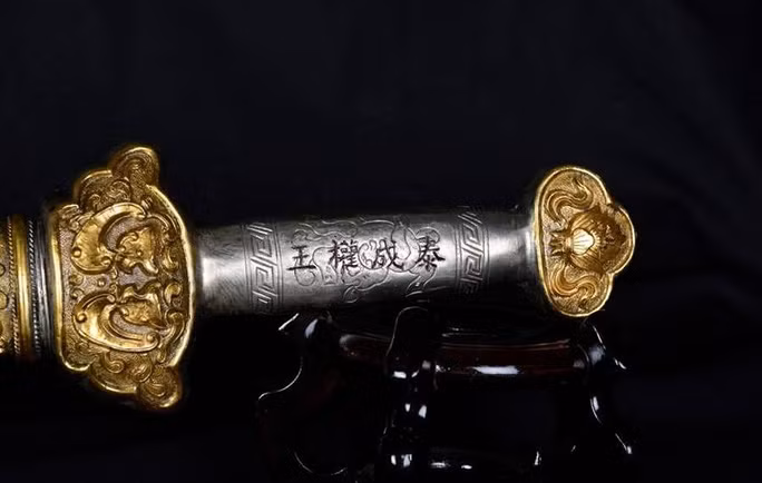 Bằng chứng được đưa ra là những chữ Hán khắc trên vỏ kiếm Bằng chứng được đưa ra là những chữ Hán khắc trên vỏ kiếm