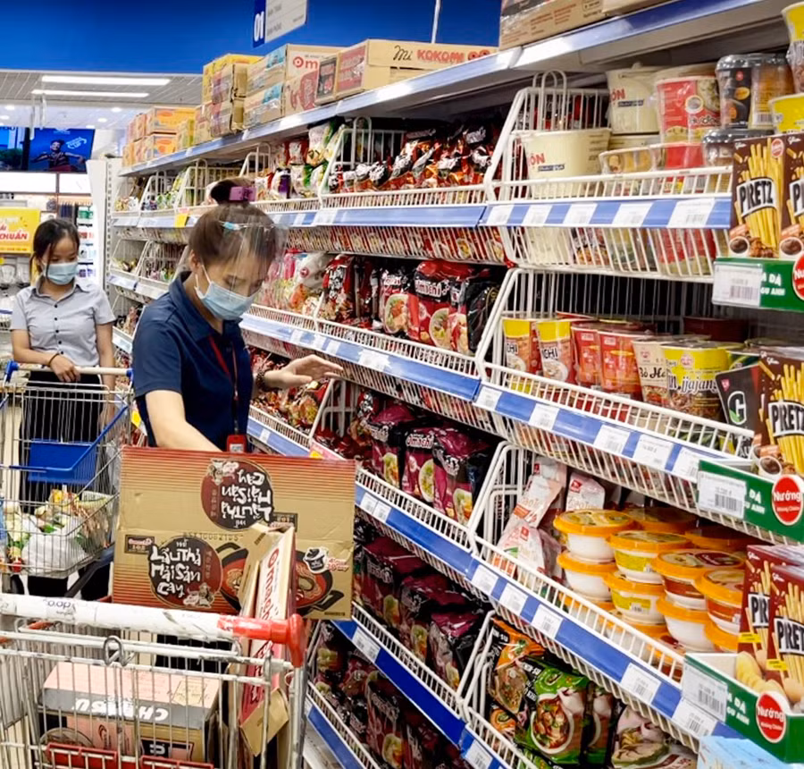 Lượng hàng hóa tại các siêu thị khá dồi dào, đủ để đáp ứng nhu cầu của người dân. Ảnh: Vũ Thảo