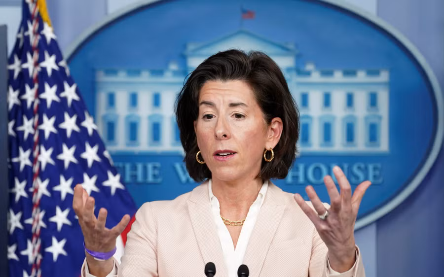 Bộ trưởng Thương mại Mỹ Gina Raimondo phát biểu trong một cuộc họp báo ở Washington D.C - Ảnh: Reuters