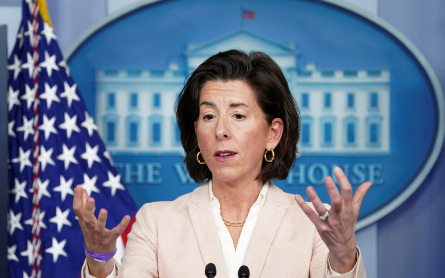 Bộ trưởng Thương mại Mỹ Gina Raimondo phát biểu trong một cuộc họp báo ở Washington D.C - Ảnh: Reuters