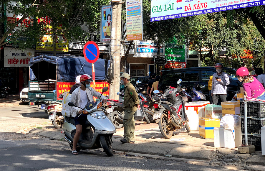 Lực lượng trật tự đô thị phường Diên Hồng đã đưa xe và lực lượng để hạn chế việc tập trung đông người khi đến gửi hàng tại văn phòng nhà xe Thuận Tiến.