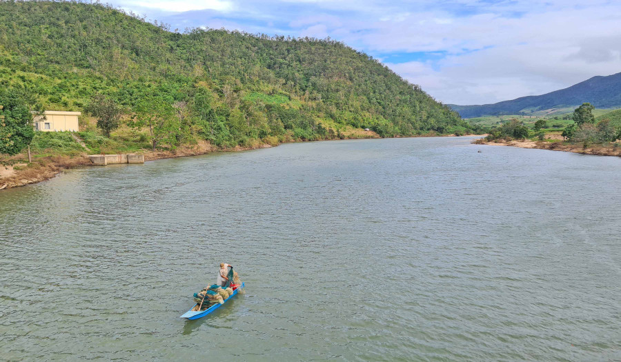 Ngư dân đánh bắt cá trên sông Ba. Ảnh: Lê Anh