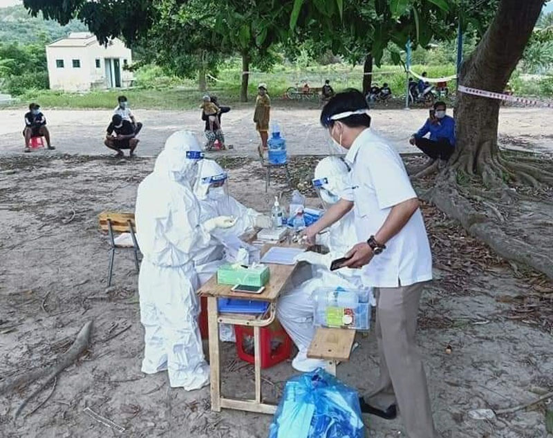 Lực lượng y tế truy vết, xét nghiệm các trường hợp F1 ở xã Cư Pui, H.Krông Bông. ẢNH: HOÀNG BÌNH Lực lượng y tế truy vết, xét nghiệm các trường hợp F1 ở xã Cư Pui, H.Krông Bông. ẢNH: HOÀNG BÌNH