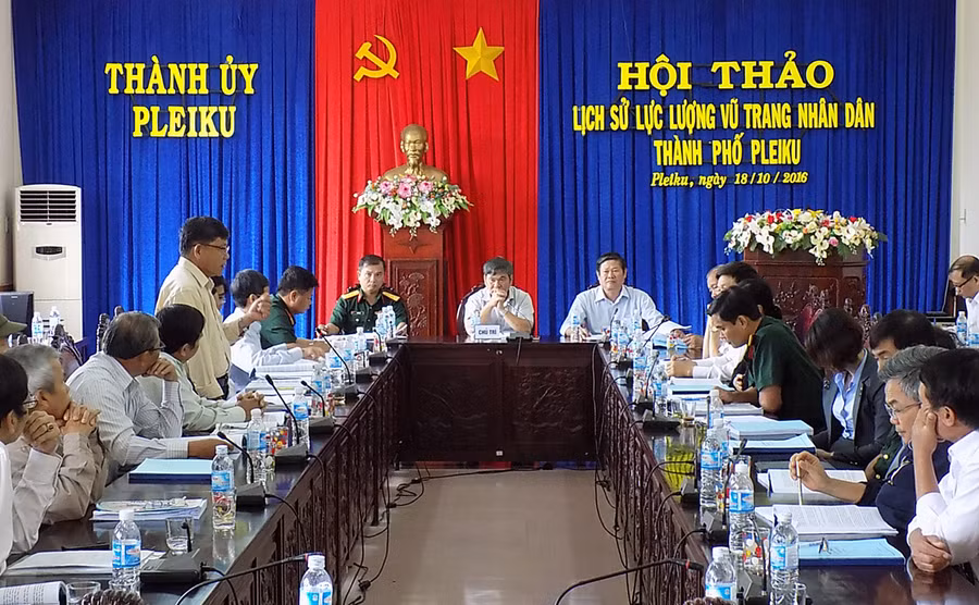  Năm 2016, Ban Thường vụ Thành ủy Pleiku tổ chức Hội thảo biên soạn “Lịch sử lực lượng vũ trang nhân dân TP. Pleiku 1965-2015”. Ảnh: Thanh Nhật