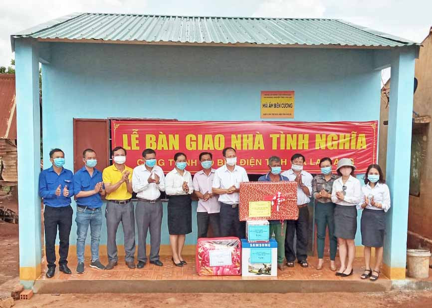 Các đơn vị phối hợp đã bàn giao nhà cho gia đình ông Siu Thông. Ảnh: Hồng Thương Các đơn vị phối hợp đã bàn giao nhà cho hộ Siu Thông